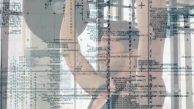 Halteri kavrayan erkek halterci, tepenin üstünde teknik kaplama analiz formu ile baskı yapıyor. Kuvvet, fitness, eğitim, endüstriyel, modern, teknoloji, performans