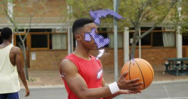 Basketbolcu gözünü topa çeviriyor, dönen turuncu top teknik demo için mor küreyi etkinleştiriyor. Spor, hareket, dinamik, takım çalışması, kentsel, canlı, yenilik