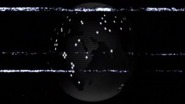 Karanlık boşluk açık küresel ızgara küreyi ortaya çıkarıyor, arıza bantları harita piksellerini bozarken dönüyor. Gelecek, teknoloji, dijital, soyut, ağ, bağlantı, siber