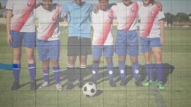 Futbol sahasında kollarını birleştiren takım ızgara görünümü ve renkli çizgiler spor ölçümlerini takip ediyor. Atletik, takım çalışması, performans, analitik, dinamik, eğitim, aktif