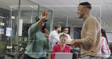 VR kullanıcısı, veri aktarımı başlatılırken kulaklığı kaldırıyor ve demo için işaret veriyor. Gelecek, işbirliği, yenilik, dijital, teknoloji, takım çalışması, daldırma