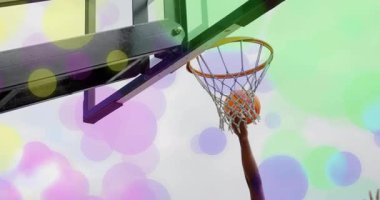 Kol tutarak basketbol içeri giriyor, topu kaldırıyor ve basket döngüsüne sokuyor. Spor, eğlence, açık hava, atletik, kentsel, canlı, enerjik