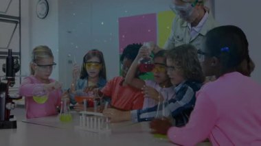 Yeşil çözeltiyi döken bir kız okul laboratuarında öğretmenlerin reaksiyonlarını düşürmesi yüzünden akranlarının şişeleri karıştırmasına neden oluyor. Eğitim, merak, deney, öğrenme, yenilik, takım çalışması, sınıf