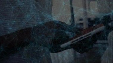 Beden eğitiminde tablet tıkırdatma köşesini sabit tutan adam izleme ölçümleri için ağ örtüsü ile ekranı kaydırıyor. Teknoloji, fitness, dijital, yenilik, modern, sağlık, veri