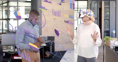 Meslektaşlar tablet verilerine giriyorlar iş çizelgelerini etkinleştiriyorlar ve kadın pasta grafiğini izole ediyor. Teknoloji, yenilik, işbirliği, dijital, fütüristik, veri, sunum