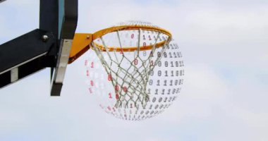 Basket topunu dönen ikili küre içinde döndürerek dönen veri görselleri yaratıyor. Atletik, dijital, fütüristik, aksiyon, açık hava, dinamik, teknoloji