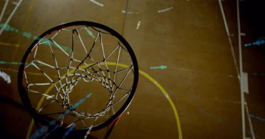 Atletin top sürmesi ve sonra da spor yayını için smaç basması gibi yukarıdan kamera yayıyor. Dinamik, atletizm, kentsel, canlı, hareket, yoğunluk, performans