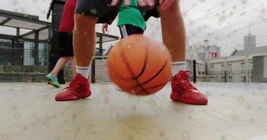 Zıpladıktan sonra kırmızı pabuçlu oyuncu çapraz top sürme, fetiş ve defans oyuncularını pas geçiyor. Spor, şehir, aksiyon, dinamik, takım çalışması, sokak topu, rekabet