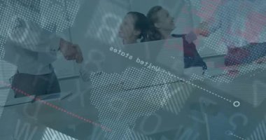 Analistler tokalaşıyor, pazar haritası oluşturuluyor bar çizelgeleri için yükseltme tableti yerleştiriliyor ve tokalaşılıyor. İş, işbirliği, veri, analitik, teknoloji, profesyonel, dijital