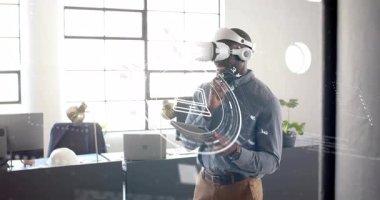Sunlit teknoloji ofisindeki VR kulaklığı aktif hale getiren adam, tablet aracılığıyla holografik dizüstü bilgisayar arayüzünü keşfediyor. Futuristik, yenilikçi, dijital, çalışma alanı, müteşebbis, teknoloji, kurumsal
