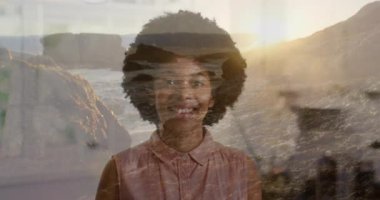 Gün batımının kıyı şeridi görüntüsü, pazarlamayı başlatan kadının yüzünde dalgalanan dalgalarla soluyor. Portre, doğa, gün batımı, dinginlik, çifte pozlama, farkındalık, ilham