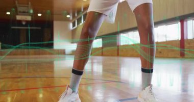 Top oynayan oyuncu top sürerken top sektirirken spor antrenmanı için atış rotasını gösteriyor. Atletik, hareket, kararlılık, odaklanma, rekabet, enerji, disiplin