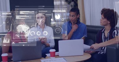 Ofis salonundaki masanın etrafında dizüstü bilgisayarlar ve gösterge paneliyle oturan veri takımını analiz ediyorum. İşbirliği, takım çalışması, dijital arayüz, analitik, modern, profesyonel, beyin fırtınası