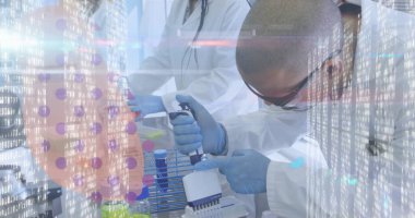 Laboratuvar önlüklü bilim adamını elektronik pipetle laboratuvar bankında çoklu plakaya yerleştirmek. Biyoteknoloji, araştırma, yenilik, laboratuvar, teknoloji, takım çalışması, bilimsel