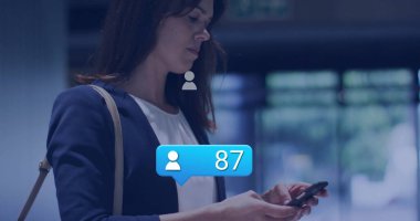 Lobide bronz çantalı akıllı telefonu kontrol eden bir kadın var. Mavi alarm 87 gösteriyor. Kopya alanı. Profesyonel, kurumsal, modern, gösterişli, iletişim, kentsel, iş