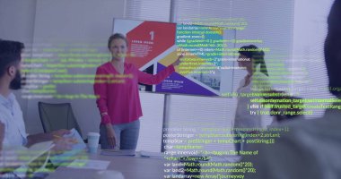 Pembe bluzlu kadın konferans odasında dizüstü bilgisayarlar ve belgelerle bilgi kaydırağı gösteriyor. İşbirliği, yenilik, strateji, takım çalışması, modern, profesyonel, çalışma alanı