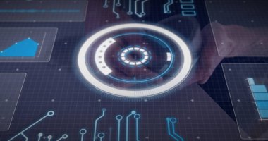 Kontrol odasında holografik arayüze dokunan teknisyen elini dairesel kontrol HUD 'si ile ayarlıyorum. Gelecekçi, ikili, sürükleyici, dijital, siber, arayüz, kesinlik