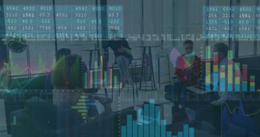 Ofis salonundaki dijital analiz sonuçlarını inceleyen iş ekibi tablet ve kahve kupalarıyla birlikte. Şirket, takım çalışması, modernlik, işbirliği, veri görselleştirme, profesyonellik, dinlenme odası