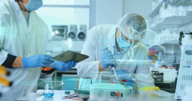 Laboratuvarda laboratuvar önlüğü giyen boru tesisatçısı. Laboratuvarda çoklu plaka yüklüyor. Üzerinde DNA örtüleri, kopyalama alanı var. Araştırma, yenilik, biyoteknoloji, analiz, dijital, bilim, deney