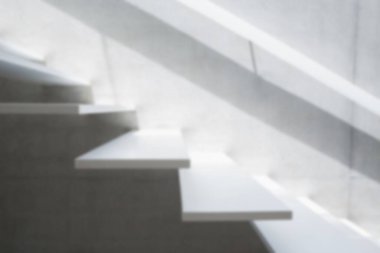 Modern binada beyaz yüzen merdivenlere yakın çekim