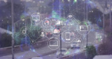 Gün batımında ıslak caddenin üzerinde akıllı telefon ve araba ile yarı saydam ağ bağlantı cihazları yüzüyor. Teknoloji, bağlantı, şehir, alacakaranlık, fütürizm, ağ, yenilik