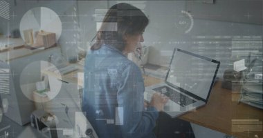 Veri örtülerini analiz etmek, kot gömlekli ve kulaklıklı bir kadının ofiste klasörlerle çalışması. Profesyonel, uzak, işbirliği, teknoloji, üretkenlik, modern, çalışma alanı