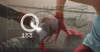 Antrenman eşleri, spor salonunda kırmızı boks eldivenleriyle, holografik ekranla yumruk atıyorlar. Atletik, teknoloji, yenilik, rekabet, kardiyo, güç, fütürist