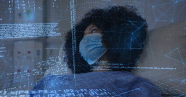 Cerrahi maske takan kadın hasta muayene masasında ve yastıkta AR verileri örtüyor. Tıbbi teknoloji, artırılmış gerçeklik, dijital arayüz, sağlık hizmetleri yeniliği, teletıp, fütüristik, veri görselleştirme