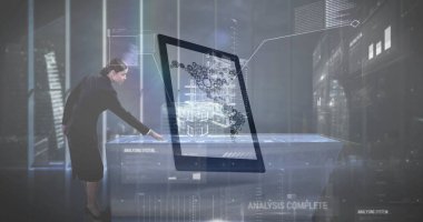 Teknoloji laboratuarında yüzen 3 boyutlu ekranı kontrol eden mühendis kostüm giyiyor, kopya uzayı kullanıyor. Gelecekçi, yenilikçi, veri görselleştirme, parlak, bilim, profesyonel, dijital arayüz