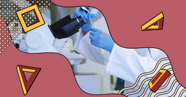 Laboratuvar önlüğü giymiş eldivenli teknisyen pipeti manipüle ediyor ve laboratuarda mikroskop lenslerini tüple ayarlıyor. Bilim, araştırma, yenilik, laboratuvar, kesinlik, analiz, deney