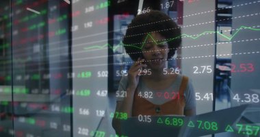 Paslı kazak giyen bir kadın ofisteki akıllı telefondan arıyor. Laptop ve market vitriniyle. Finans, ticaret, teknoloji, profesyonel, veri, analitik, iş