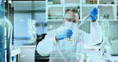 Sarı solüsyonu deney tüpüne dönüştürmek, laboratuvar kürsüsünde laboratuvar önlüğü ve eldiven giyen kıdemli bilim adamı. Araştırma, bilim, yenilik, laboratuvar, deney, araştırmacı, teknoloji