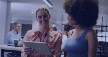 Pembe bluzlu beyaz bir kadın açık ofis masalarında fotokopi çekiyordu. İşbirliği, takım çalışması, modernlik, profesyonel, iletişim, teknoloji, çeşitlilik