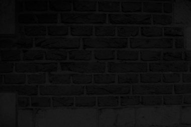 Tuğla ve taş duvarda havan hatları ve taş blok tabanı yer alıyor. Eski, kurumsal, mimari, dokulu, yıpranmış, dayanıklı, işçilik