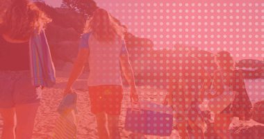 Mavi taşınabilir soğutuculu, kayalıklar boyunca kumlu kıyı şeridi boyunca sahil teçhizatı taşıyan beş arkadaş. Sahil şeridi, boş zaman, açık hava, rahatlama, macera, canlı, doğal