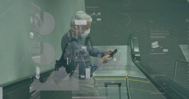 Yetişkin erkek yürüyen merdivene biniyor ve AR veri örtüleriyle metro istasyonunda akıllı telefonu kontrol ediyor. Kentsel hareketlilik, teknoloji, yenilik, ulaşım, dijital bağlantı, modern tasarım