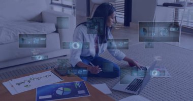 Profesyonel kıyafetli bir kadın diz çöküp çizelgeleri analiz ediyor. Dizüstü bilgisayarı, kalemi, veri panelleri var. Teknoloji, analitik, dijital, çalışma alanı, modern, üretkenlik, yenilik