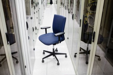 veri merkezi önünde döner sandalye