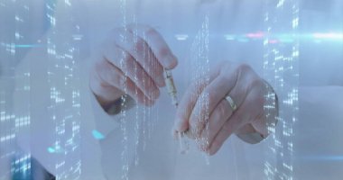 Kıdemli doktor, gelecekteki laboratuvarda cam şişeden şırıngaya holografik verilerle sıvı çekiyor. Tıbbi, yenilik, teknoloji, bilim, araştırma, dijital, klinik