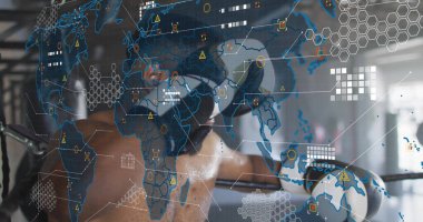 VR kulaklık takan ve boks ringinin içinde harita kaplamalı eldiven takan üstsüz bir sporcu. Spor, fitness, sanal gerçeklik, eğitim, endüstriyel, dijital arayüz, yenilik