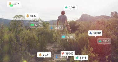 Tişört şortlu bir yürüyüşçü ve çalılıklarda gezinen bir kep. Uyarı baloncuklarıyla. Macera, keşif, solo, vahşi doğa, açık hava, sükunet, yolculuk