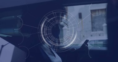 Akıllı telefon kullanarak, yüz maskesi takan kadın arabanın arka koltuğunda oturuyor, arayüz örtüsü gösteriyor. Futuristik, teknoloji, hareketlilik, kentsel, güvenlik, yenilik, veri görselleştirmesi