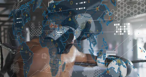 VR kulaklık takan ve boks ringinin içinde harita kaplamalı eldiven takan üstsüz bir sporcu. Spor, fitness, sanal gerçeklik, eğitim, endüstriyel, dijital arayüz, yenilik