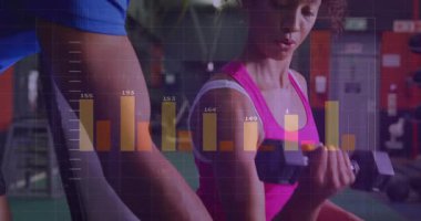 Kadın halterin kıvrımlarına başlarken, grafikler fitness takibi ve koçun rehberlik formu için kayıyor. Kişisel eğitim, dayanıklılık eğitimi, fitness analizi, spor malzemeleri, egzersiz denetimi, performans izleme, egzersiz süreci