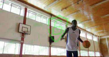 Atletin çemberin altından top sürmeye ve basket atmaya başlaması AR grafik takip hareketi ile. Spor, performans, teknoloji, fitness, rekabet, hareket, dinamik