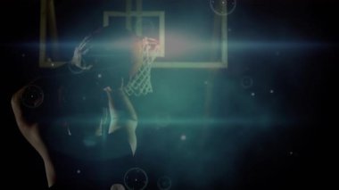 Erkek sporcu kollarını kaldırarak HUD hatlarını aktifleştiriyor. Teknoloji gösterisinde topu çemberden fırlatıyor. Spor, rekabet, teknoloji, yenilik, ilerleme, hareket, dinamik