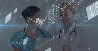 Hemşireler panoyu tutarken ve doktor gösterirken tıbbi kaplama yükselen grafiği oluşturuyor. Sağlık, işbirliği, teknoloji, dijital, tıbbi, tanı, profesyonellik