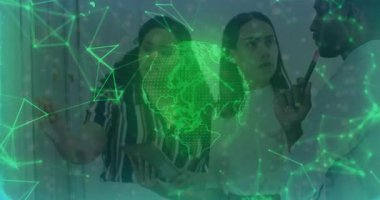 Bilgi işlem ekibi dünyayı tablet stilini kullanarak dönüşümlü olarak görüyor, insan öngörüleri işaret ediyor ve tartışıyor. Teknoloji, yenilik, işbirliği, veri görselleştirme, dijital arayüz, çalışma alanı, fütürist