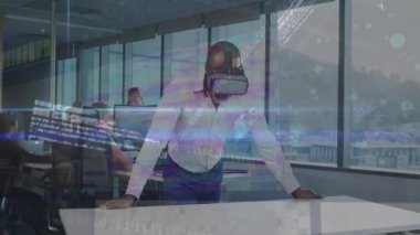 VR kulaklık takan bir iş adamı. Masayı tarıyor ve teknik çalışma alanında veri akışını gösteriyor. Teknoloji, yenilik, dijital, işbirliği, fütürizm, çalışma alanı, modern