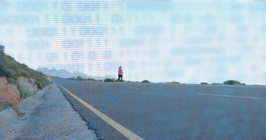 Kadın koşucu, hareketli tempo çizelgesi yüzerken dağ yolunda koşarak sağlık eğitimine başlıyor. Macera, dayanıklılık, açık hava, hareket, fitness, manzara, canlılık